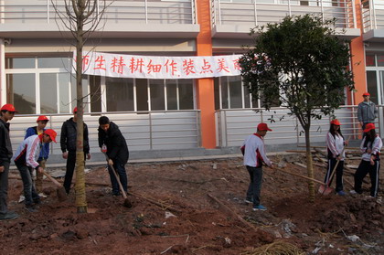 师生精耕细作 装点美丽建校